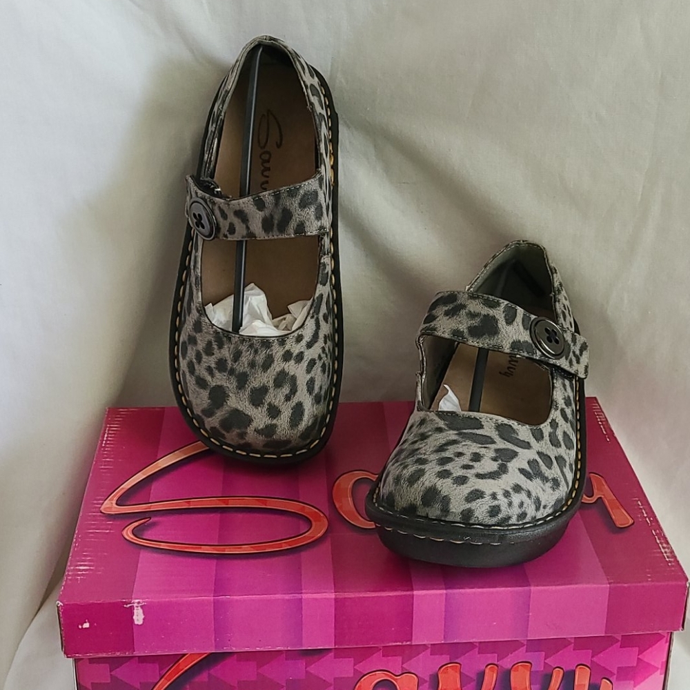 Savvy Nursing Shoes Grey Snow Leapord